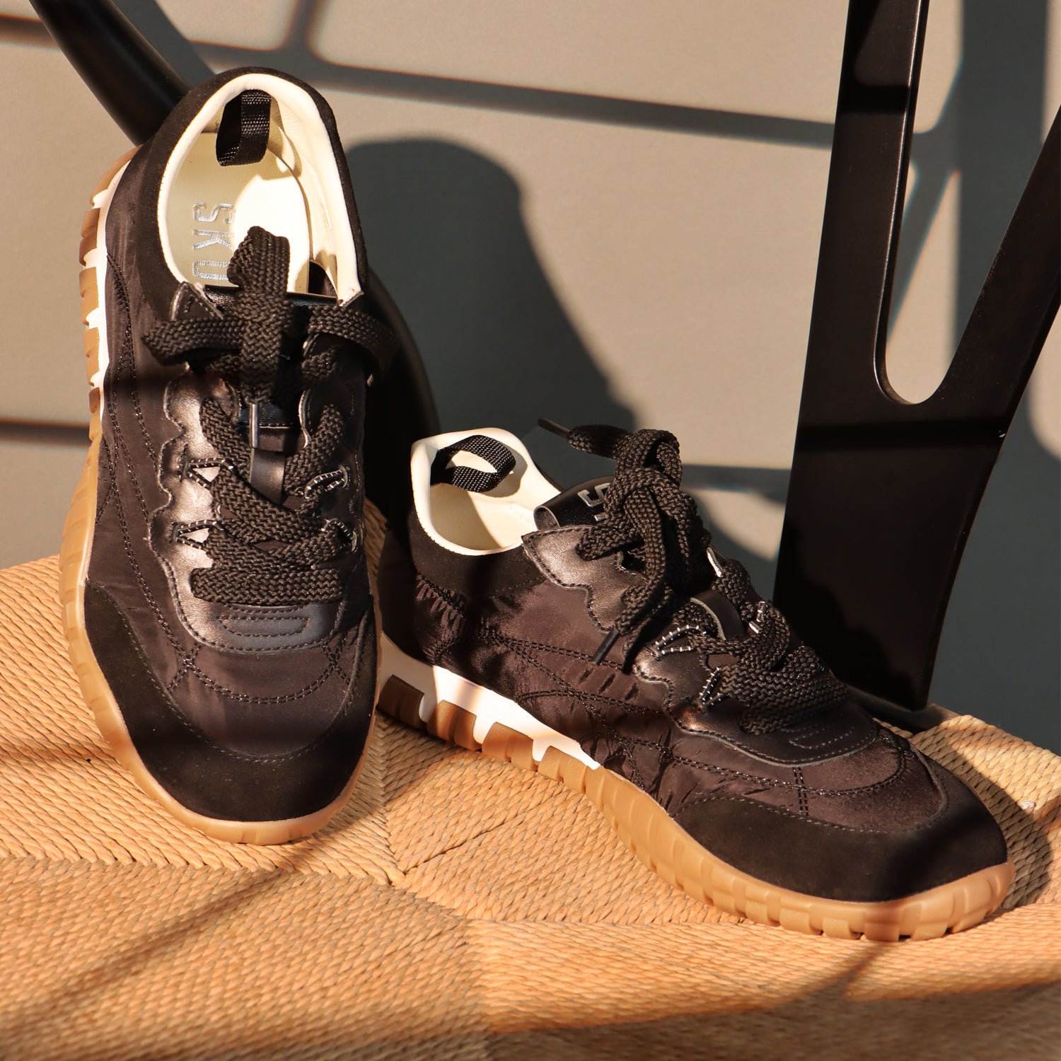 Classic Noire Sneakers for Women