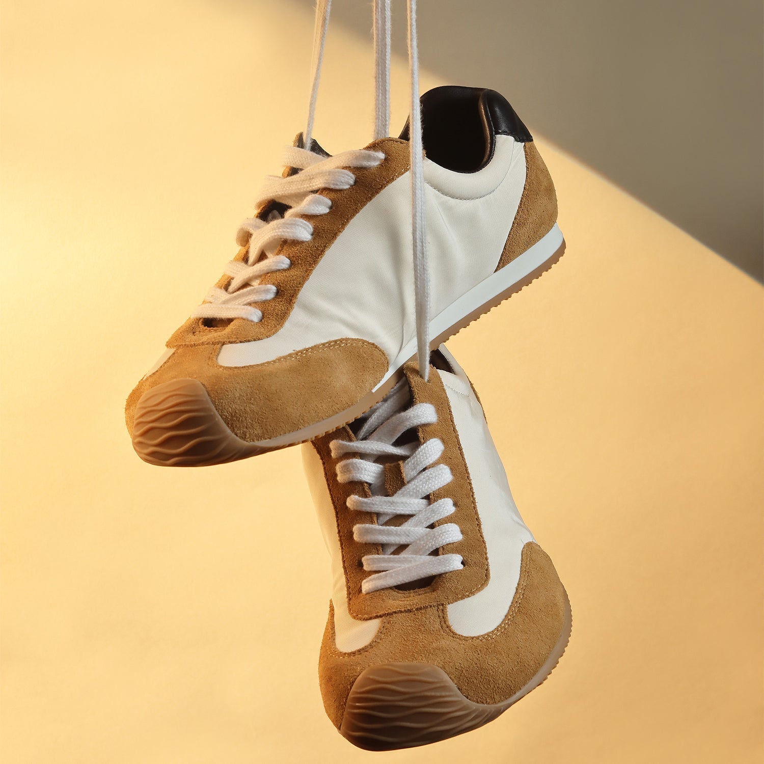 Clean Sneakers in Beige