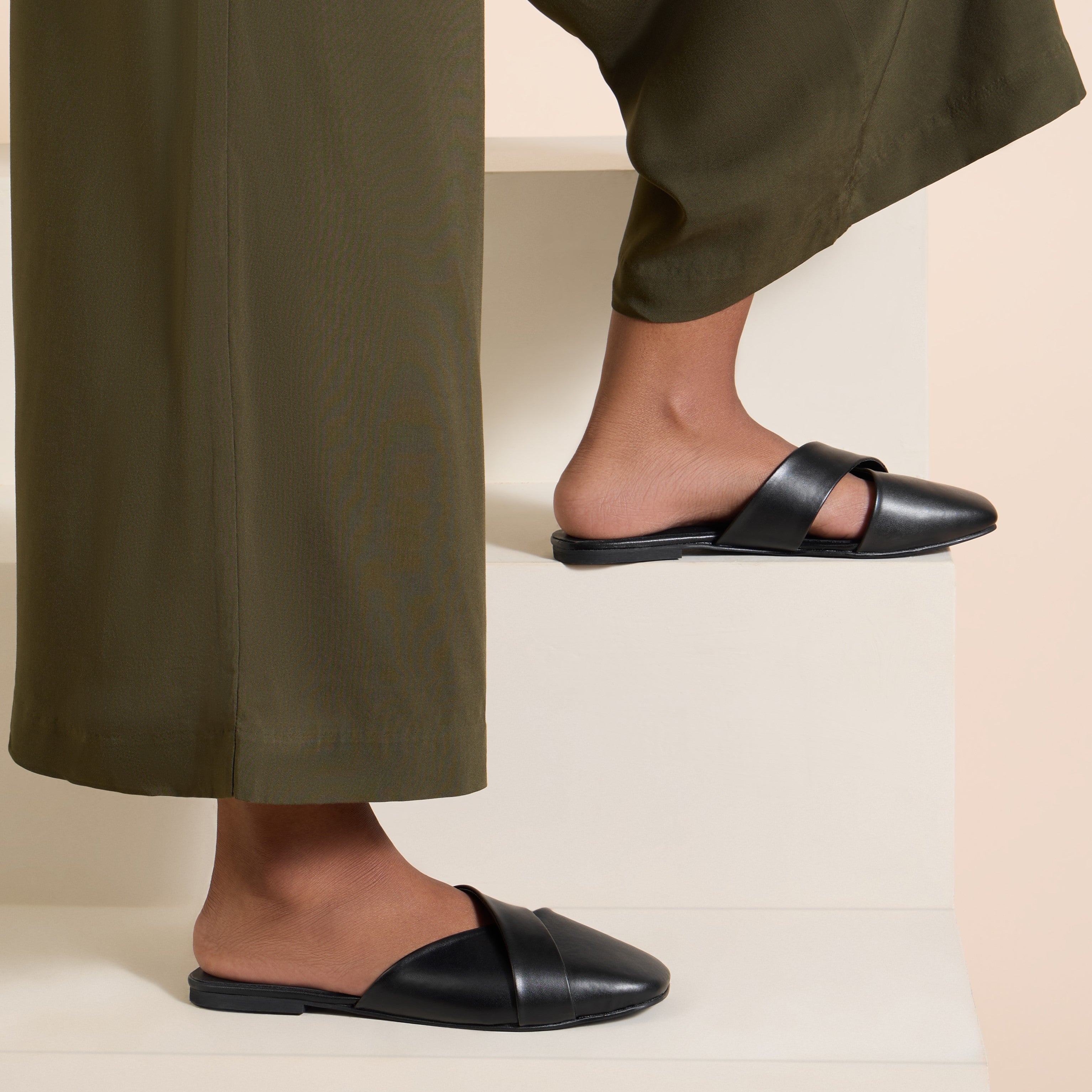 Nola Flat Sandals in Black