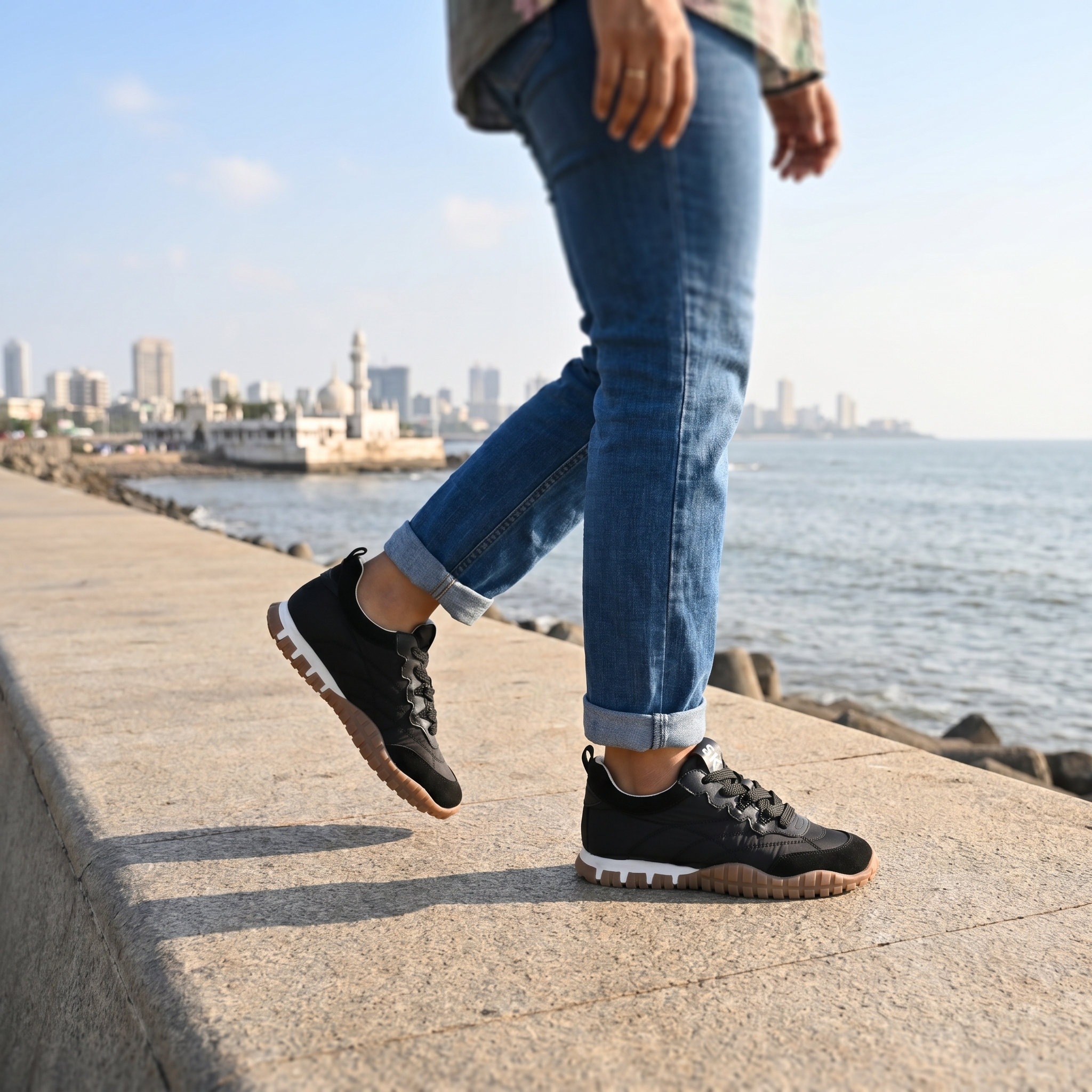 Classic Noire Sneakers for Women
