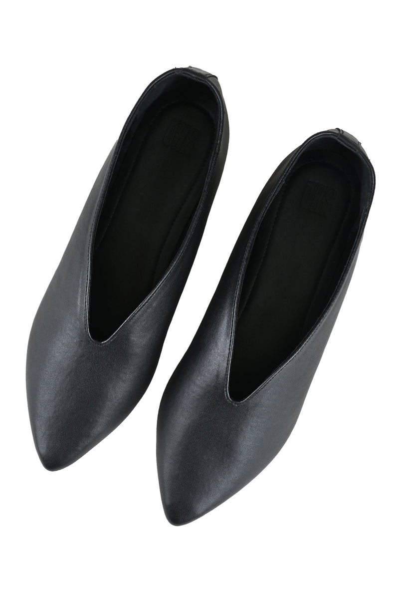 Black Pointed Shoes